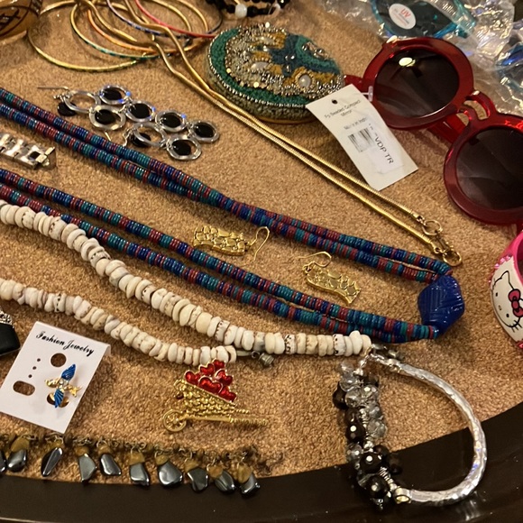 Big 61 piece lot of ladies/girls assorted estate sale jewelry, necklaces, watch+ - Picture 10 of 16